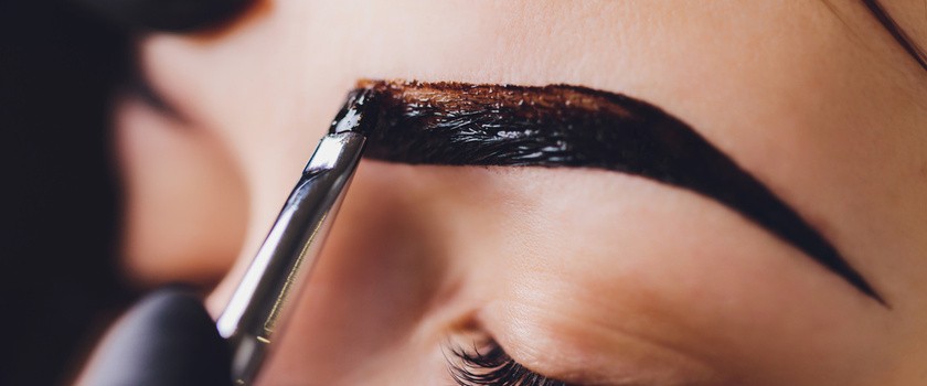 Bezpieczeństwo stosowania henny na brwi i rzęsy
