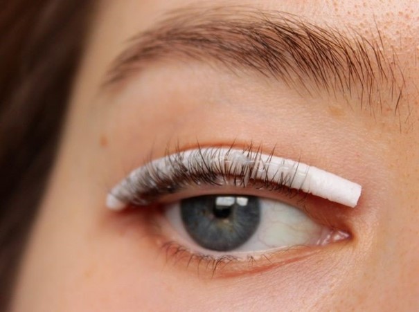 Dlaczego warto zainwestować czas w zabieg liftingu rzęs?