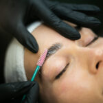 Henna brwi i rzęs: jakie są etapy zabiegu?