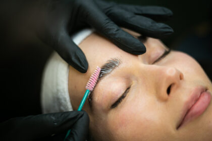 Henna brwi i rzęs: jakie są etapy zabiegu?