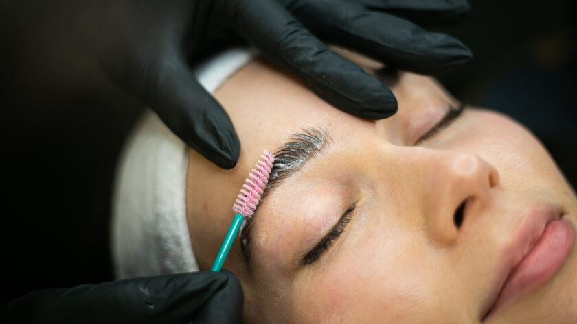 Henna brwi i rzęs: jakie są etapy zabiegu?