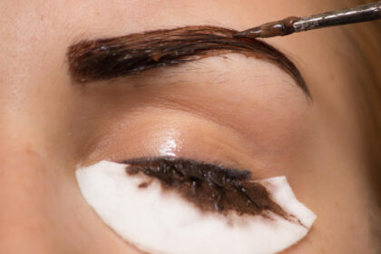Jak aplikować hennę na brwi i rzęsy?