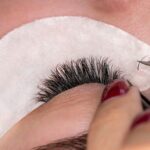 Krok po kroku: Jak osiągnąć idealne efekty przedłużania rzęs