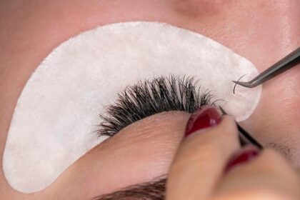 Krok po kroku: Jak osiągnąć idealne efekty przedłużania rzęs