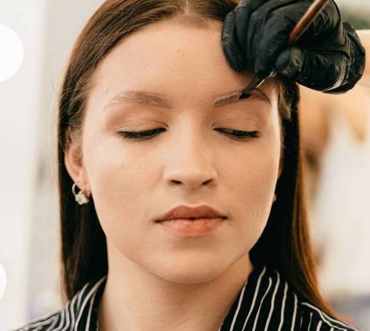 Która metoda koloryzacji brwi i rzęs jest bardziej popularna?