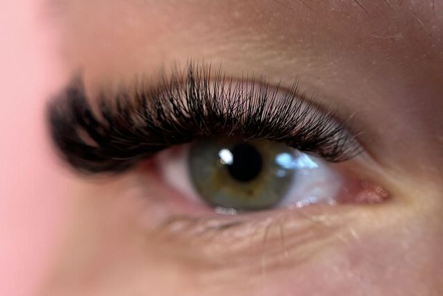 Stylizacje rzęs: poznaj najmodniejsze rozwiązania